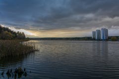 Kondygnacja domy na brzeg jezioro zdjęcia stock Kondygnacja domy na brzeg jezioro zdjęcia stock