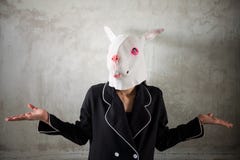 konijnmasker die nieuwsgierig handteken tonen Stock Afbeelding konijnmasker die nieuwsgierig handteken tonen Stock Afbeelding