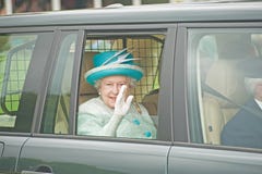 Koningin Elizabeth die Spelen Braemar verlaat. Koningin Elizabeth die Spelen Braemar verlaat.
