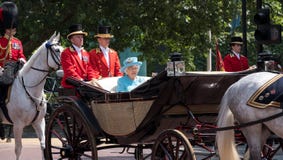 Koningin Elizabeth II reist langs de Wandelgalerij in een open die vervoer door paarden, op haar manier aan zich het Verzamelen v royalty-vrije stock afbeeldingen Koningin Elizabeth II reist langs de Wandelgalerij in een open die vervoer door paarden, op haar manier aan zich het Verzamelen v royalty-vrije stock afbeeldingen