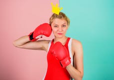 Koningin van sport Word best in het in dozen doen van sport Vrouwelijk teder blonde met de slijtage bokshandschoenen van de konin royalty-vrije stock afbeelding Koningin van sport Word best in het in dozen doen van sport Vrouwelijk teder blonde met de slijtage bokshandschoenen van de konin royalty-vrije stock afbeelding