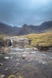 konnten bedeckte schwarze Berge auf der Insel von Skye lizenzfreie stockfotografie konnten bedeckte schwarze Berge auf der Insel von Skye lizenzfreie stockfotografie