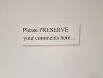 Konservieren Sie bitte Ihre Kommentare hier unterzeichnen auf weißer Wand lizenzfreie stockfotografie Konservieren Sie bitte Ihre Kommentare hier unterzeichnen auf weißer Wand lizenzfreie stockfotografie