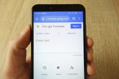 KONSKIE, ΠΟΛΩΝΙΑ - 18 Μαΐου 2019: το smartphone εκμετάλλευσης χεριών με Google μεταφράζει τον ιστοχώρο στοκ φωτογραφία με δικαίωμα ελεύθερης χρήσης KONSKIE, ΠΟΛΩΝΙΑ - 18 Μαΐου 2019: το smartphone εκμετάλλευσης χεριών με Google μεταφράζει τον ιστοχώρο στοκ φωτογραφία με δικαίωμα ελεύθερης χρήσης