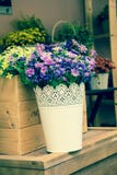 Konstgjorda blommor i vasen, tappningstil Arkivbilder Konstgjorda blommor i vasen, tappningstil Arkivbilder