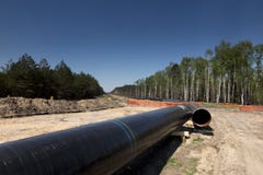 Konstruktion av r?rledningen av sm?lt naturgas fr?n LNGterminalen p? Swinoujscie i Polen arkivfoton Konstruktion av r?rledningen av sm?lt naturgas fr?n LNGterminalen p? Swinoujscie i Polen arkivfoton
