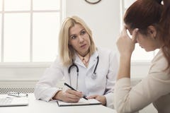 Konsulterande kvinna för doktor i sjukhus arkivfoto Konsulterande kvinna för doktor i sjukhus arkivfoto