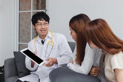 Konsulterande patient f?r ung asiatisk manlig doktor i sjukhuskontor H?lsov?rd- och l?karunders?kningbegrepp royaltyfri foto Konsulterande patient f?r ung asiatisk manlig doktor i sjukhuskontor H?lsov?rd- och l?karunders?kningbegrepp royaltyfri foto