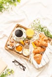 Kontinental frukost på vita plana sängark - lägga royaltyfria foton Kontinental frukost på vita plana sängark - lägga royaltyfria foton