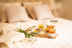 Kontinentales Frühstück auf Bett im eleganten Schlafzimmerinnenraum lizenzfreie stockbilder Kontinentales Frühstück auf Bett im eleganten Schlafzimmerinnenraum lizenzfreie stockbilder