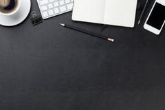 Kontorsläderskrivbord med datoren, tillförsel och kaffe fotografering för bildbyråer Kontorsläderskrivbord med datoren, tillförsel och kaffe fotografering för bildbyråer