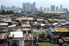 Kontrastieren Sie zwischen reichem und armem, Manila, Philippinen lizenzfreie stockfotos Kontrastieren Sie zwischen reichem und armem, Manila, Philippinen lizenzfreie stockfotos
