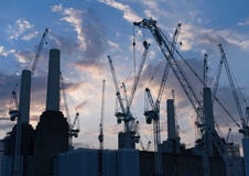 Kontur av de Battersea kraftverk- och konstruktionskranarna arkivfoton Kontur av de Battersea kraftverk- och konstruktionskranarna arkivfoton