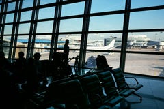 Kontur av en grupp m?nniskor i en v?ntande korridor f?r flygplats royaltyfri foto Kontur av en grupp m?nniskor i en v?ntande korridor f?r flygplats royaltyfri foto