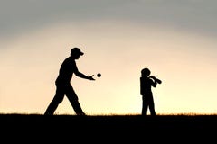 Kontur av fadern och unga barnet som spelar baseball utanför arkivbild Kontur av fadern och unga barnet som spelar baseball utanför arkivbild