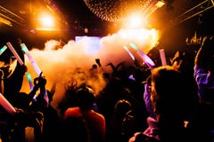 Konturer av konserten tränger ihop framme av ljusa etappljus med konfettier Arkivbilder Konturer av konserten tränger ihop framme av ljusa etappljus med konfettier Arkivbilder