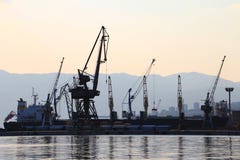 Konturn av port sträcker på halsen och skepp, hamn av Rijeka, Kroatien arkivbild Konturn av port sträcker på halsen och skepp, hamn av Rijeka, Kroatien arkivbild