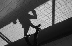 Konturperson i en underjordisk passage royaltyfria bilder Konturperson i en underjordisk passage royaltyfria bilder