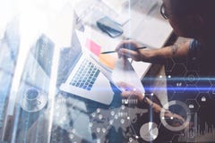 Konzept der Doppelbelichtung Erwachsener tätowierte den Mitarbeiter, der mit Laptop am Arbeitsplatz arbeitet Geschäftsmann analys stockbild Konzept der Doppelbelichtung Erwachsener tätowierte den Mitarbeiter, der mit Laptop am Arbeitsplatz arbeitet Geschäftsmann analys stockbild