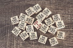 Konzept des Selbstvertrauens und der positiven Haltung lizenzfreie stockfotos Konzept des Selbstvertrauens und der positiven Haltung lizenzfreie stockfotos