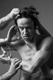 Konzeptfoto der Suchts - Mann in den Kopfhörern und in den Handschellen stockfotos Konzeptfoto der Suchts - Mann in den Kopfhörern und in den Handschellen stockfotos