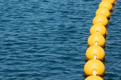 Koord van Boeien die op Oceaanoppervlakte drijven royalty-vrije stock afbeeldingen Koord van Boeien die op Oceaanoppervlakte drijven royalty-vrije stock afbeeldingen