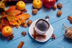 Kop met zwarte koffie op een blauwe houten oppervlakte met esdoornbladeren royalty-vrije stock afbeelding Kop met zwarte koffie op een blauwe houten oppervlakte met esdoornbladeren royalty-vrije stock afbeelding