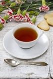 Kop thee en kleine cakes stock foto Kop thee en kleine cakes stock foto