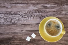 Kop van zwarte koffie in gele mok, tegen houten achtergrond Ruimte voor tekst stock foto Kop van zwarte koffie in gele mok, tegen houten achtergrond Ruimte voor tekst stock foto