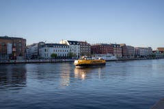 Kopenhagen, Denemarken - April 1, 2019: De gele bus van de openbaar vervoerboot in Kopenhagen op zonnige dag royalty-vrije stock fotografie Kopenhagen, Denemarken - April 1, 2019: De gele bus van de openbaar vervoerboot in Kopenhagen op zonnige dag royalty-vrije stock fotografie