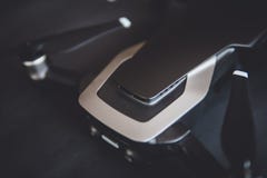 Kopieren Sie Platz Innovationsphotographiekonzept Kameradfarbe Ein neues schwarzes Brummen auf einer schwarzen Tabelle lizenzfreie stockfotos Kopieren Sie Platz Innovationsphotographiekonzept Kameradfarbe Ein neues schwarzes Brummen auf einer schwarzen Tabelle lizenzfreie stockfotos