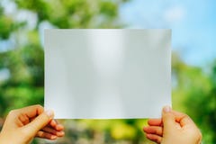 Kopieren Sie Raum des Weißbuches auf Naturhintergrund lizenzfreie stockfotografie Kopieren Sie Raum des Weißbuches auf Naturhintergrund lizenzfreie stockfotografie
