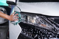 Koplamp 5 van de hand schoonmakende auto royalty-vrije stock fotografie Koplamp 5 van de hand schoonmakende auto royalty-vrije stock fotografie