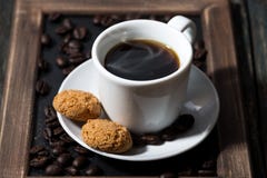 Kopp av svart kaffe och kakor på ett magasin, closeup arkivfoton Kopp av svart kaffe och kakor på ett magasin, closeup arkivfoton