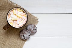 Kopp av varm kakao med marshmallower och kakor på den vita tabellen, bästa sikt, kopieringsutrymme royaltyfria bilder Kopp av varm kakao med marshmallower och kakor på den vita tabellen, bästa sikt, kopieringsutrymme royaltyfria bilder