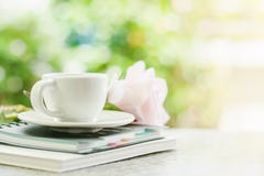 Kopp för vitt kaffe på spiralanteckningsböcker med den söta rosa färgrosblomman arkivfoton Kopp för vitt kaffe på spiralanteckningsböcker med den söta rosa färgrosblomman arkivfoton