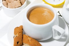 Kopp kaffe med sötsaker för efterrätten, bästa sikt för closeup arkivfoto Kopp kaffe med sötsaker för efterrätten, bästa sikt för closeup arkivfoto