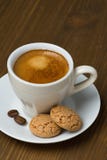 Kopp kaffe och biscotti på en trätabell arkivfoto Kopp kaffe och biscotti på en trätabell arkivfoto