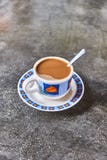 Kopp kaffe p? gr? bakgrund, b?sta sikt royaltyfri bild Kopp kaffe p? gr? bakgrund, b?sta sikt royaltyfri bild