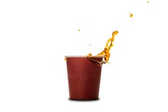 Kopp med att plaska kaffe eller te som avskiljs på vit bakgrund royaltyfria foton Kopp med att plaska kaffe eller te som avskiljs på vit bakgrund royaltyfria foton