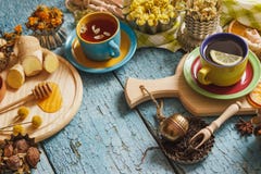 Koppar med örtte och stycken av citron, torkade örter och olika garneringar Royaltyfria Foton Koppar med örtte och stycken av citron, torkade örter och olika garneringar Royaltyfria Foton