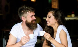 Koppla ihop förälskat kaffe för drinksvartespresso i kafé Par tycker om varm espresso Romantiskt datum i kafé Dricka svart royaltyfria bilder Koppla ihop förälskat kaffe för drinksvartespresso i kafé Par tycker om varm espresso Romantiskt datum i kafé Dricka svart royaltyfria bilder