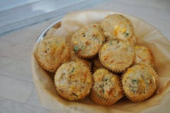 Korb von wohlschmeckenden Muffins des selbst gemachten Mais stockbild Korb von wohlschmeckenden Muffins des selbst gemachten Mais stockbild
