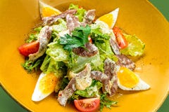 Koreaanse salade met ei en vlees stock foto's Koreaanse salade met ei en vlees stock foto's