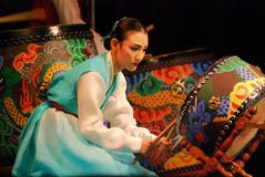 Koreanische weibliche Schauspielerin, die traditionelle Trommel spielt lizenzfreie stockfotografie Koreanische weibliche Schauspielerin, die traditionelle Trommel spielt lizenzfreie stockfotografie