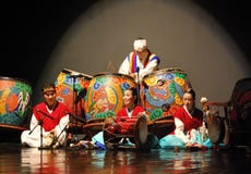 Koreanischer Ausführender, der traditionelles Musikinstrument spielt lizenzfreie stockfotos Koreanischer Ausführender, der traditionelles Musikinstrument spielt lizenzfreie stockfotos
