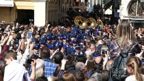 KORFU, GRIECHENLAND - 7. APRIL 2018: Philharmonische Musiker, die in den Feiertagsfeiern Korfus Ostern spielen stock video KORFU, GRIECHENLAND - 7. APRIL 2018: Philharmonische Musiker, die in den Feiertagsfeiern Korfus Ostern spielen stock video