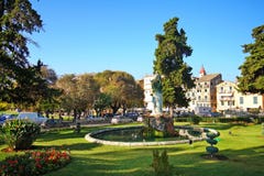 Korfu, Griechenland, am 18. Oktober 2018, Garten des Palastes des Saint Michel und St George, das in Spianada-Quadrat errichtet w stockfotos Korfu, Griechenland, am 18. Oktober 2018, Garten des Palastes des Saint Michel und St George, das in Spianada-Quadrat errichtet w stockfotos