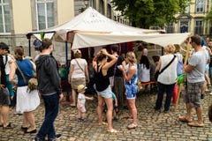 KORNELIMUENSTER, ГЕРМАНИЯ, 18-ое июня 2017 - люди просматривают историческую ярмарку Kornelimuenster на солнечный теплый день стоковые изображения KORNELIMUENSTER, ГЕРМАНИЯ, 18-ое июня 2017 - люди просматривают историческую ярмарку Kornelimuenster на солнечный теплый день стоковые изображения