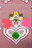 Koronkowy doily z sercem na czerwonym tle z wycinanki rzemiosłem i sercami kwitnie tworzący Valenine projekt zdjęcie royalty free Koronkowy doily z sercem na czerwonym tle z wycinanki rzemiosłem i sercami kwitnie tworzący Valenine projekt zdjęcie royalty free